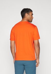 Champion ICONS CREWNECK WITH SMALL LOGO - Nyomott mintás póló - orange