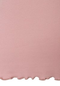 Gestreiftes Baumwolloberteil in sanftem Pink mit gewelltem Saum. Der Stoff hat eine glatte Textur mit vertikalen Streifen für zusätzliche Details.