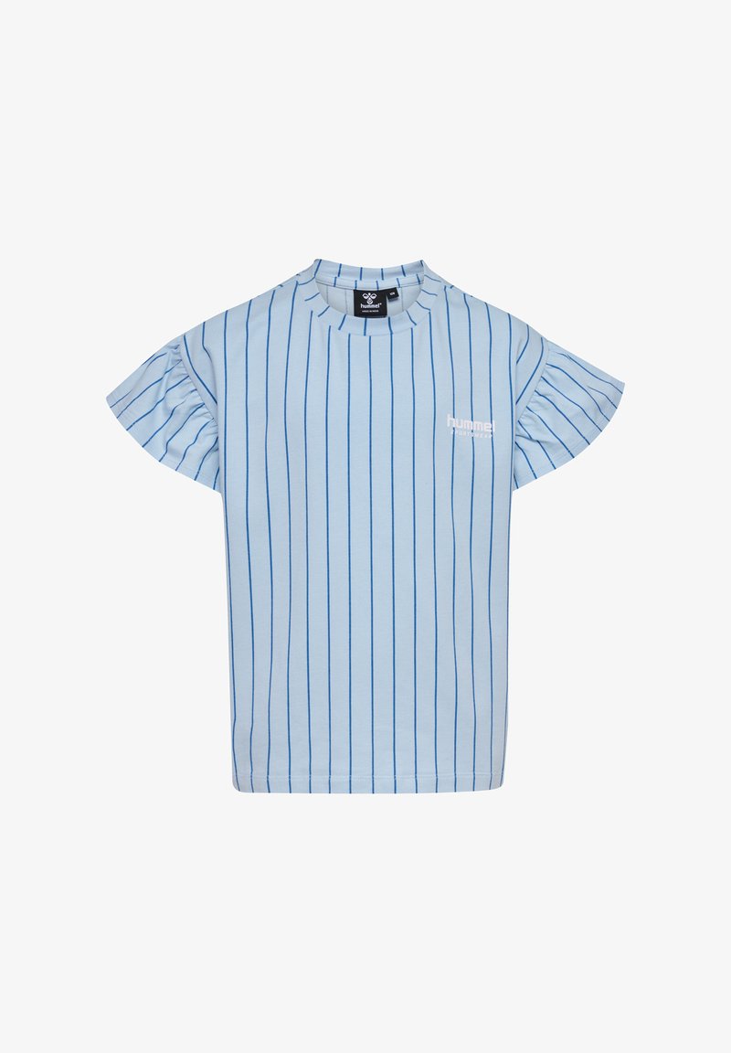 Jasnoniebieska koszula z krótkim rękawem w pionowe niebieskie paski. Posiada falbaniaste rękawy oraz biały logo z przodu. Wykonana z miękkiego materiału bawełnianego.