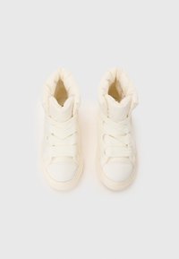 Weiße High-Top-Sneaker mit gepolstertem Schaft, strukturierten Schnürsenkeln und runder Zehenpartie. Glattes synthetisches Material mit gesteppten Details.