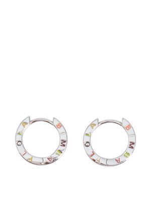 Pendientes de aro plateados con letras coloridas que forman "BIMBA Y LOLA" alrededor de los bordes exteriores sobre un fondo blanco.