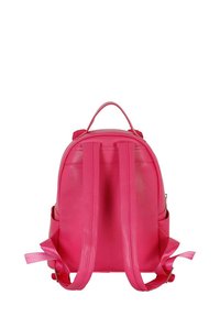 Mochila de imitación piel rosa con un diseño redondeado, dos correas ajustables y un asa en la parte superior. Incluye bolsillos laterales y adornos de cinta.