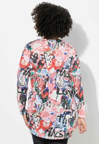 Langärmeliges Hemd mit einem mehrfarbigen abstrakten Muster aus floralen und geometrischen Elementen, gefertigt aus leichtem Stoff mit leicht strukturierter Oberfläche.