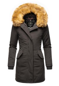 Parka gris oscuro con una gran capucha de piel sintética en marrón claro, que cuenta con dos bolsillos frontales y puños acanalados. Interior forrado con detalles estampados.
