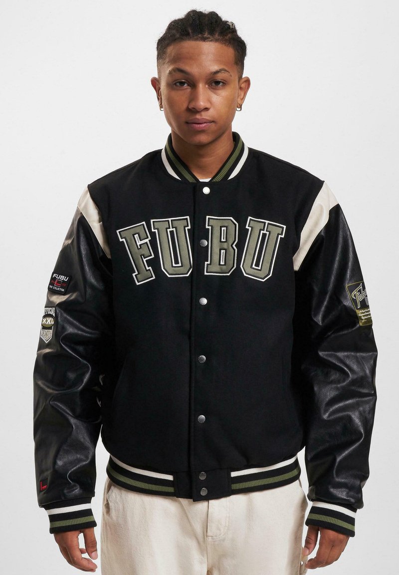 Varsityjakke i sort uld med lædersleeves. Har "FUBU" i fed skrift, ribbede manchetter og flere patches på ærmerne.