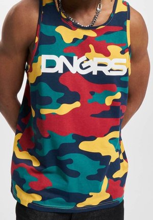 Mann trägt ein farbenfrohes rot-gelb-grün-marineblaues Camouflage-Tanktop mit weißem "DNGRS" Text auf der Brust und einer silbernen Halskette.