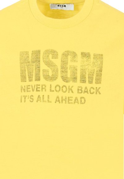 T-shirt in cotone giallo con il logo glitterato nero "MSGM" e la frase "NON GUARDARE MAI INDIETRO, È TUTTO DAVANTI" in un carattere audace.