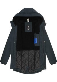 Veste extérieure vert foncé avec une doublure en polaire noire, intérieur noir matelassé, capuche ajustable et plusieurs poches intérieures.