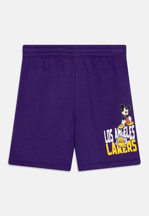 Lilla bomullsshorts med grafikk av Mickey Mouse og tekst "Los Angeles Lakers" i gul og hvit. Elastisk linning, midt på låret lengde.