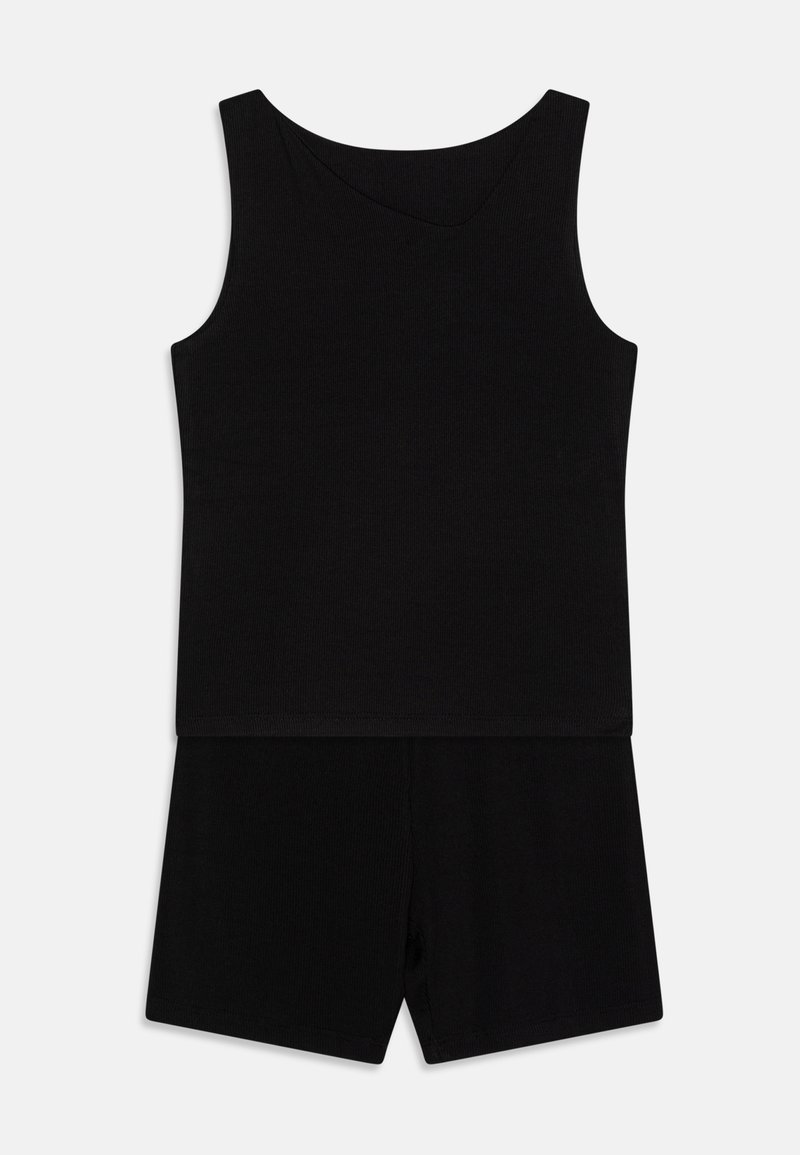 Čierny top na ramienka a šortky, vyrobené z rebrovanej látky. Má okrúhly výstrih a krátke nohavice, s jednoduchým a minimalistickým dizajnom.