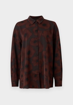 Langsleeve blouse in donkerbruin met een klaproos bloemenpatroon. Voorzien van een knoopsluiting aan de voorkant en een klassieke kraag. Glad stoftextuur.