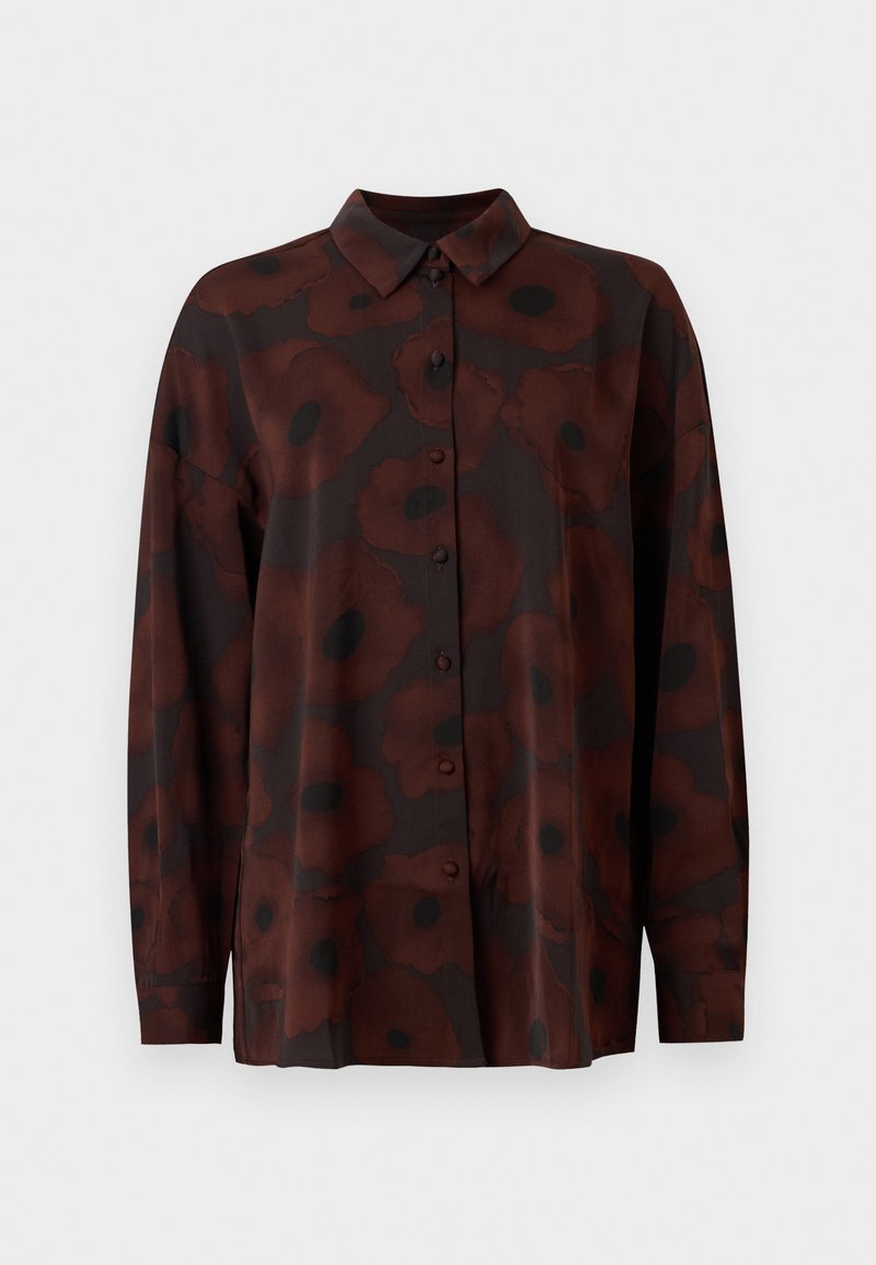 Langsleeve blouse in donkerbruin met een klaproos bloemenpatroon. Voorzien van een knoopsluiting aan de voorkant en een klassieke kraag. Glad stoftextuur.