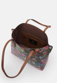 Ampia borsa a mano floreale con interno marrone liscio, manici in pelle color cuoio e tasca interna con cerniera, caratterizzata da vivaci motivi floreali multicolori.