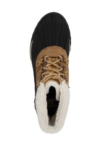 Bota de invierno impermeable que presenta un Upper negro, acentos de cuero marrón y un cuello forrado de piel sintética blanca con ojetes y cordones de metal.