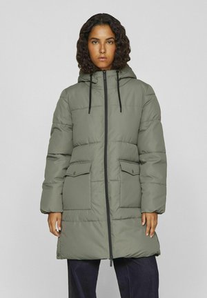Manteau matelassé vert olive avec capuche, fermeture éclair à l'avant, deux poches avec boutons, et une texture matelassée. Se porte mi-cuisse.
