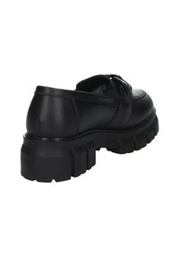 Scarpa in pelle nera con suola in gomma spessa. Presenta una finitura liscia e un design a punta rotonda. Accenti sul tallone e nell'area dei lacci.