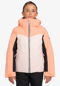Roze en witte skijas met zwarte accenten, ritssluiting, verstelbare capuchon en klittenbandsluiting bij de mouwen. Glad materiaal, sportief ontwerp, lichtgewicht.