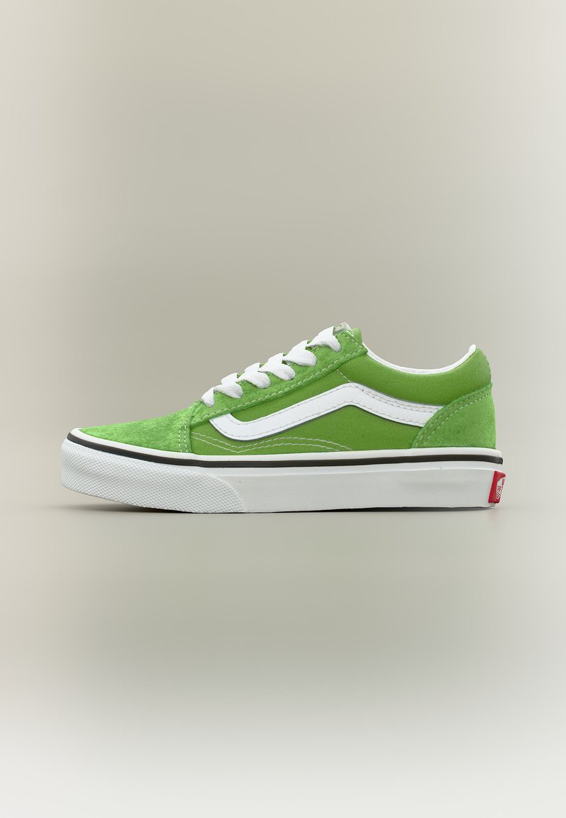 Χαμηλό πράσινο αθλητικό παπούτσι με λευκά κορδόνια, λευκή πλαϊνή ρίγα και χοντρή λευκή σόλα με μαύρη επένδυση σε ουδέτερο φόντο.