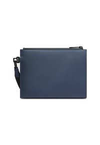 Bolso de mano de cuero azul con textura suave, forma rectangular plana, cierre de cremallera en la parte superior y una correa ajustable en el lateral.