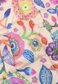 Kleurrijke, gebloemde stof met levendige tinten van roze, blauw, groen en paars. Zachte textuur met een crème achtergrond en gestipte accenten.