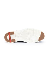 Semelle de sneaker en caoutchouc blanc avec texture antidérapante, ornée d'accents marron clair et d'une bande rouge au talon. Surface lisse avec un design flexible.