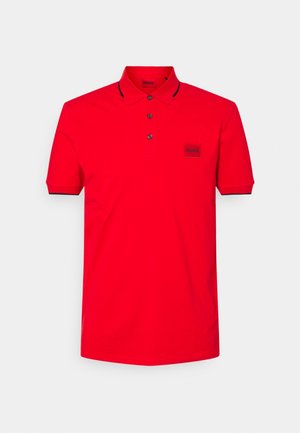 Rotes Polohemd mit kurzen Ärmeln und schwarzem Besatz am Kragen und an den Ärmeln, dreiknöpfige Knopfleiste und einem kleinen rechteckigen Logo auf der Brust.