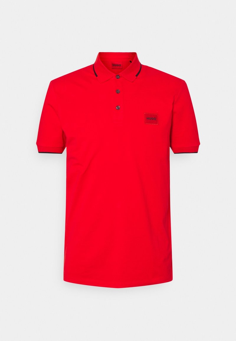 Polo rouge à manches courtes avec bordure noire sur le col et les manches, patte de boutonnage à trois boutons et petit écusson rectangulaire avec logo sur la poitrine.