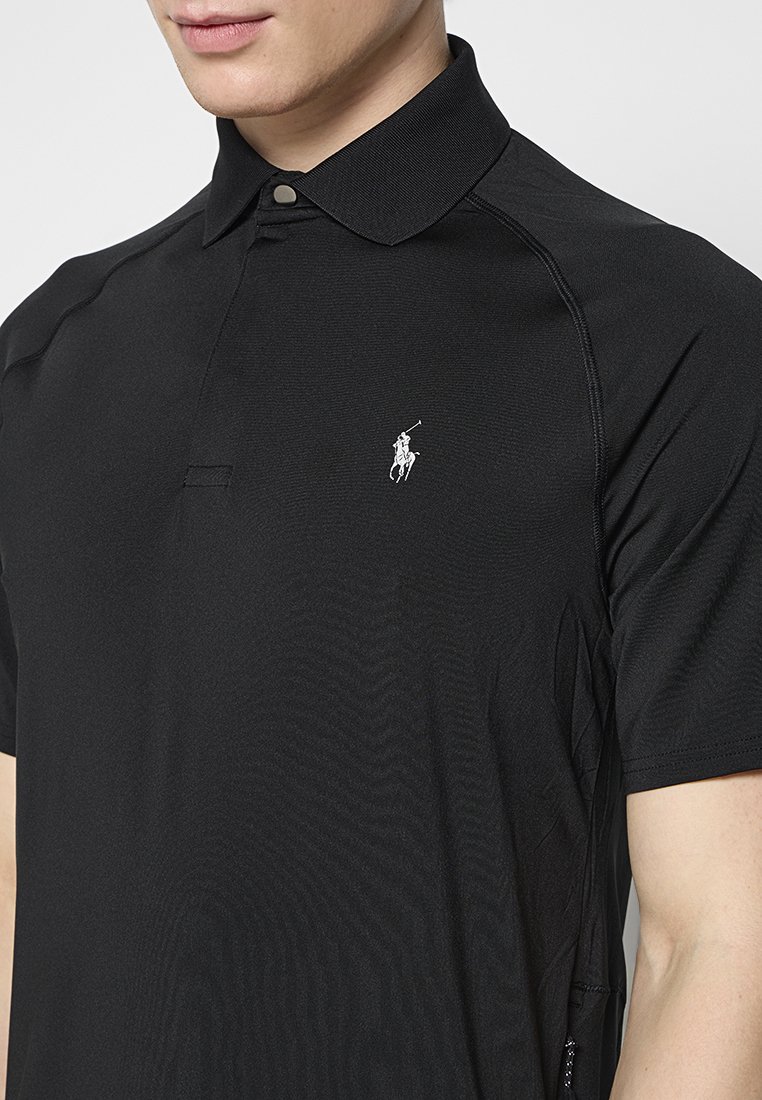 Schwarzes Polo-Shirt aus glattem, leichtem Stoff. Es hat einen klassischen Kragen, kurze Ärmel und ein weißes gesticktes Logo auf der linken Brust.