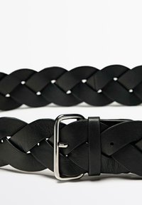 Sort fletet læderbælte med en sølvmetalspænde. Tekstureret design med krydsede strenge for ekstra detalje.