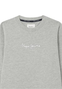Jasnoszara bluza z okrągłym dekoltem z białym nadrukiem logo "Pepe Jeans London" na piersi.
