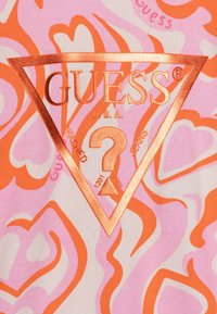 Koszulka graficzna z mieszanym wzorem pomarańczowych i różowych spiral. Logo umieszczone na środku w formie trójkątnego wzoru w metalicznej różowej złocie.