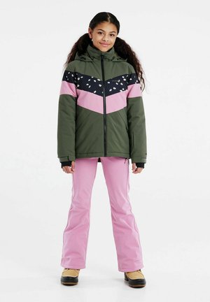 Chaqueta de esquí verde y rosa con acentos de patrones en azul marino y blanco. Combinada con pantalones de esquí rosa y botas negras. Capucha ajustable y cremallera frontal.