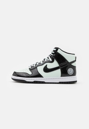 Wysokie sneakersy Nike z białej i czarnej lakierowanej skóry z czarnym logo Swoosh, białą podeszwą i okrągłym logo przy pięcie.