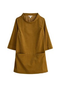 Senffarbenes Kleid mit hohem, rundem Kragen, Dreiviertelärmeln und zwei Vordertaschen. Aus einem weichen, strukturierten Stoff gefertigt.