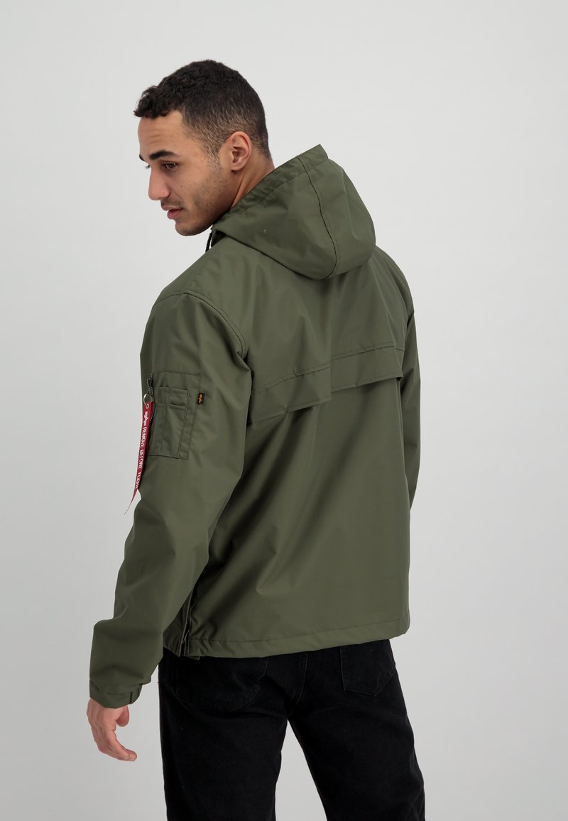 Herren Leichte Jacken | Alpha Industries PERFORMANCE ANORAK Windbreaker dark olive/oliv - QN81871 Herren Leichte Jacken | Alpha Industries PERFORMANCE ANORAK Windbreaker dark olive/oliv - QN81871