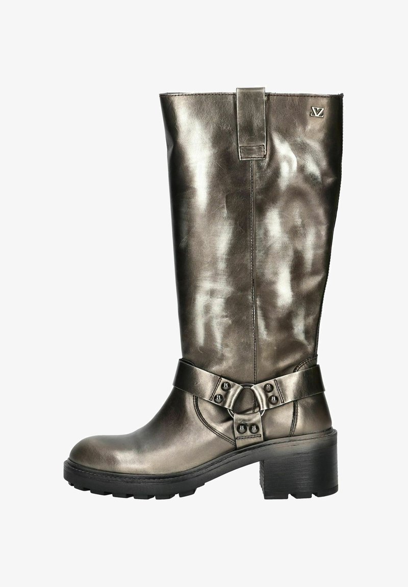 Botte argentée métallique montante avec un bout rond, semelle noire épaisse, large sangle à la cheville et détail de boucle. Fini lisse avec une texture brillante.