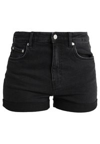 Černé džínové šortky s vysokým pasem, ohrnutými lemy a předními kapsami. Mají stříbrný knoflík a nýty. Hladká textura.