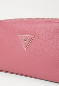 Guess DOUBLE ZIP - Neceser - flamingo