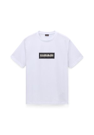 T-shirt bianco in cotone con collo a giro, caratterizzato da un logo rettangolare nero che riporta la scritta “NAPAPIJRI geographic” centrata sul petto.
