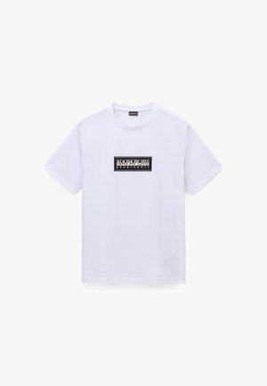 Λευκή βαμβακερή μπλούζα με στρογγυλή λαιμόκοψη, που διαθέτει μια μαύρη ορθογώνια λογότυπο που γράφει «NAPAPIJRI geographic» κεντραρισμένο στο στήθος.