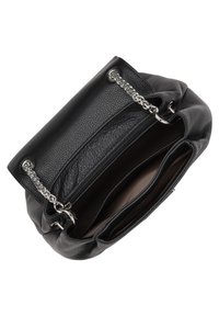 Borsa a mano in pelle nera con finitura testurizzata. Presenta manici a catena argentati e chiusura con zip. L'interno è dotato di più scomparti.