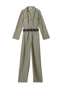 Olivgrüner Jumpsuit mit langen Ärmeln, durchgehendem Knopfverschluss, zwei Brusttaschen und einem schwarzen Stoffgürtel mit einer runden Holzschnalle.