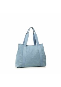 Sac tote bleu clair en matériau doux, avec une base plate large et des anses contrastées et robustes. Design simple et sans embellissement.