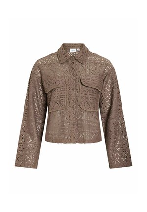 Veste longue manches longues en dentelle crochet marron avec fermeture à boutons sur le devant et deux grandes poches à rabat sur la poitrine, présentant un motif floral et géométrique.