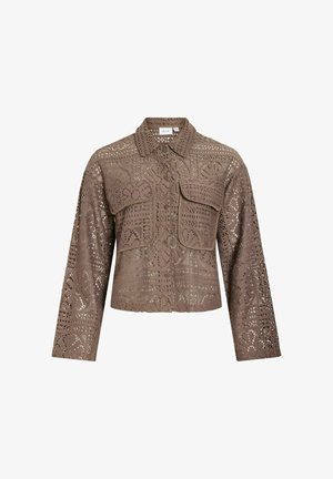 Veste longue manches longues en dentelle crochet marron avec fermeture à boutons sur le devant et deux grandes poches à rabat sur la poitrine, présentant un motif floral et géométrique.