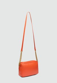 Geantă crossbody din piele portocalie, cu formă rectangulară, textură netedă și curea cu accent de lanț aurit. Include un închizător cu fermoar în partea superioară.