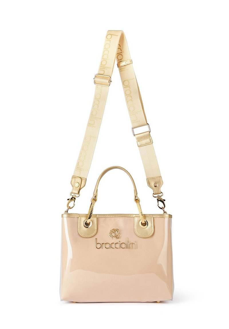 Transparante beige handtas met gouden accenten, dubbele handgrepen en een afneembare schouderriem. Beschikt over een logo en een soepele oppervlaktestructuur.