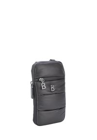Borsa nera trapuntata con una forma elegante, dotata di una tasca con zip frontale e dettagli in metallo argentato. Texture morbida e design leggero.