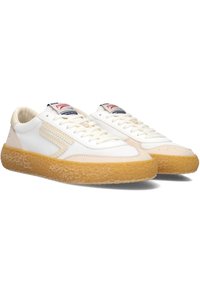 Witte canvas sneakers met een gestructureerde beige zool, voorzien van een versterkte neus, platte veters en zijbranding.