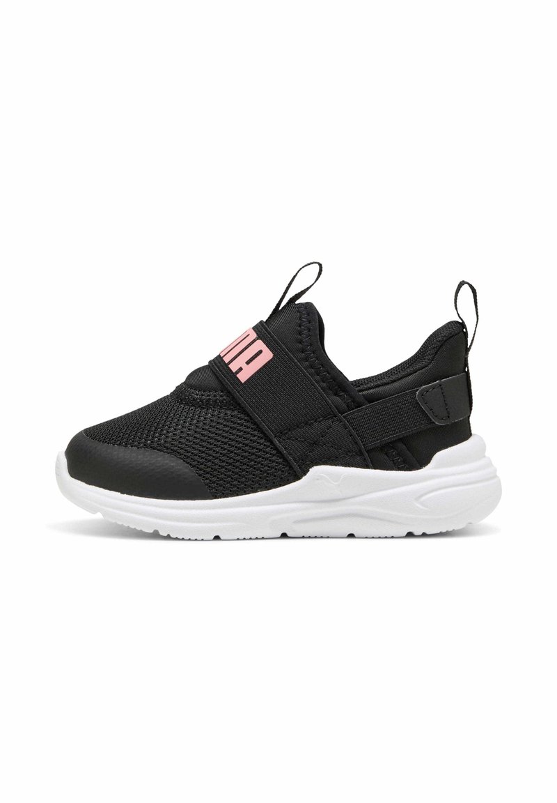 Zapatilla deportiva en blanco y negro para niño pequeño con correa de logo rosa, parte superior de malla transpirable y tiradores en la lengüeta y el talón.